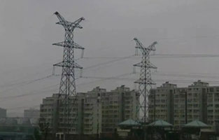 高壓線經過屋頂是很常見的,大家可能有點擔心,除了怕被電,還擔心被輻射。那高壓線經過屋頂安全嗎？對人體健康有影響嗎？下面就聽雷爾沃告訴你吧！