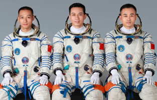 據中國載人航天工程辦公室消息，經空間站應用與發展階段飛行任務總指揮部研究決定，瞄準北京時間10月26日11時14分發射神舟十七號載人飛船。執行飛行任務的航天員乘組由湯洪波、唐勝杰、江新林3名航天員組成，湯洪波擔任指令長。乘組包括1名第二批航天員和2名第三批航天員，是空間站建造任務啟動以來，平均年齡最小的航天員乘組。